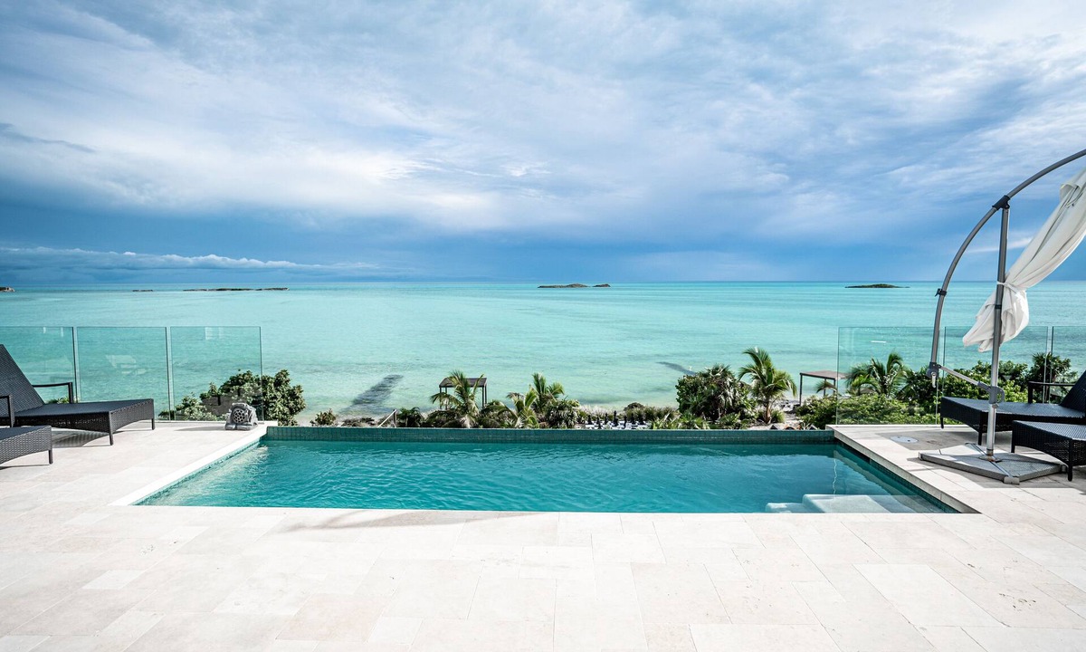 Juba Sound Villa | 3 bed Beachfront Villa Private Pool Direct Beach Access Kayaks!