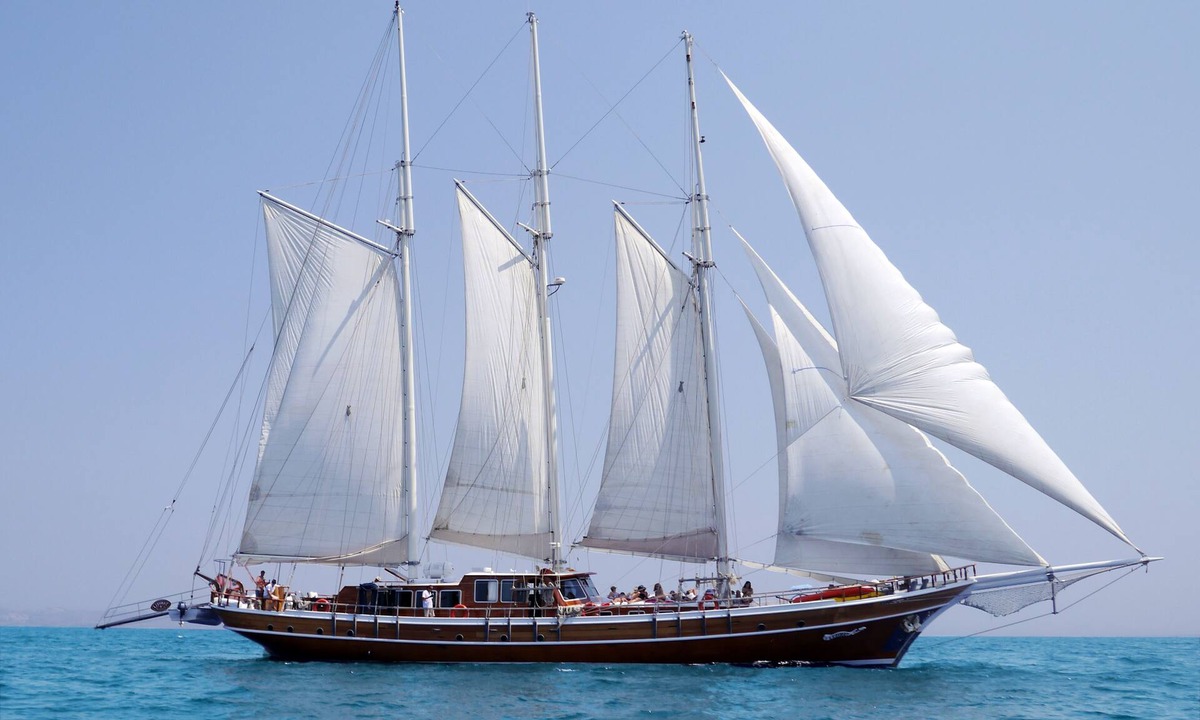Hulhule Boat Rental | 3-masted sailboat in the Maldives for 12 people