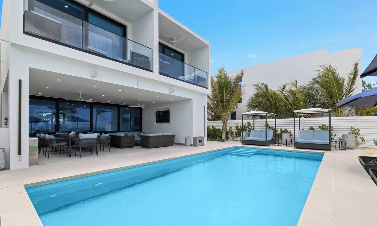 Blue Hills Villa | Beachfront Villa `The Jasmine`