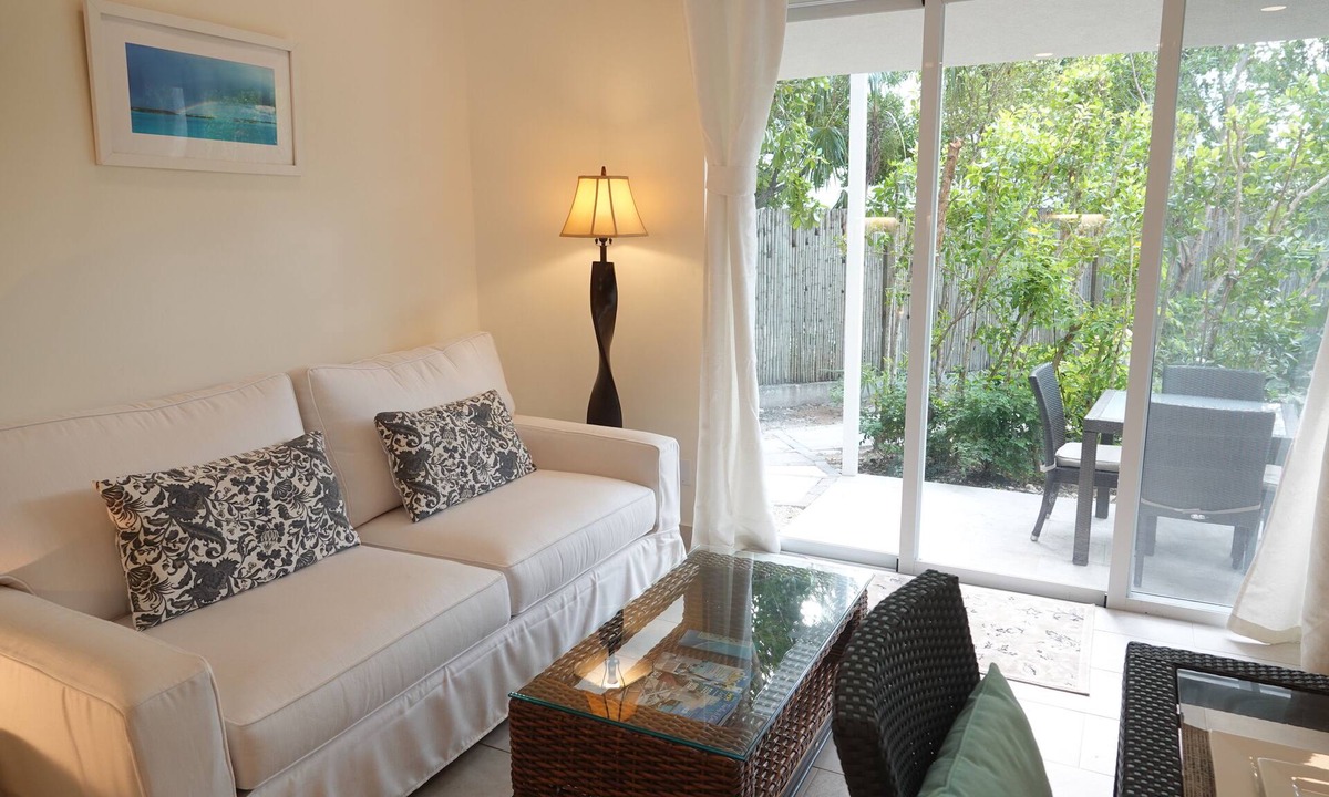 Long Bay Hills Apartment | Bright 1BR Beach Suite w Pool Jacuzzi Kiteboarding - Karana 1BR Suite