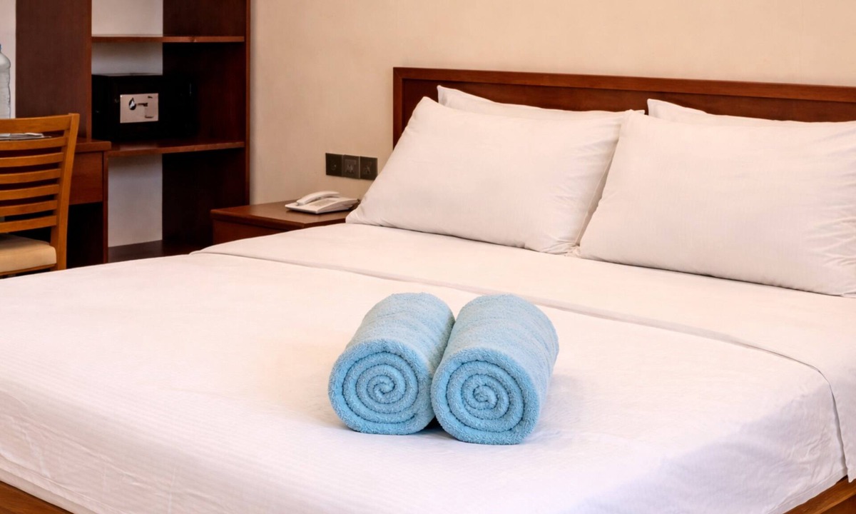 Kanuhuraa Bed & Breakfast | Bright Modern Private Bedroom