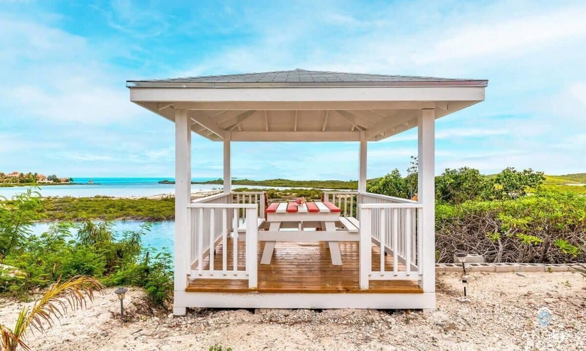 Ocean Point Apartment | Chalk Sound Lagoon Cottage with Kayak Dock