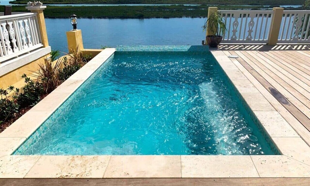 Ocean Point House | Chalk Sound Waterfront Cottage: Pool & Kayak