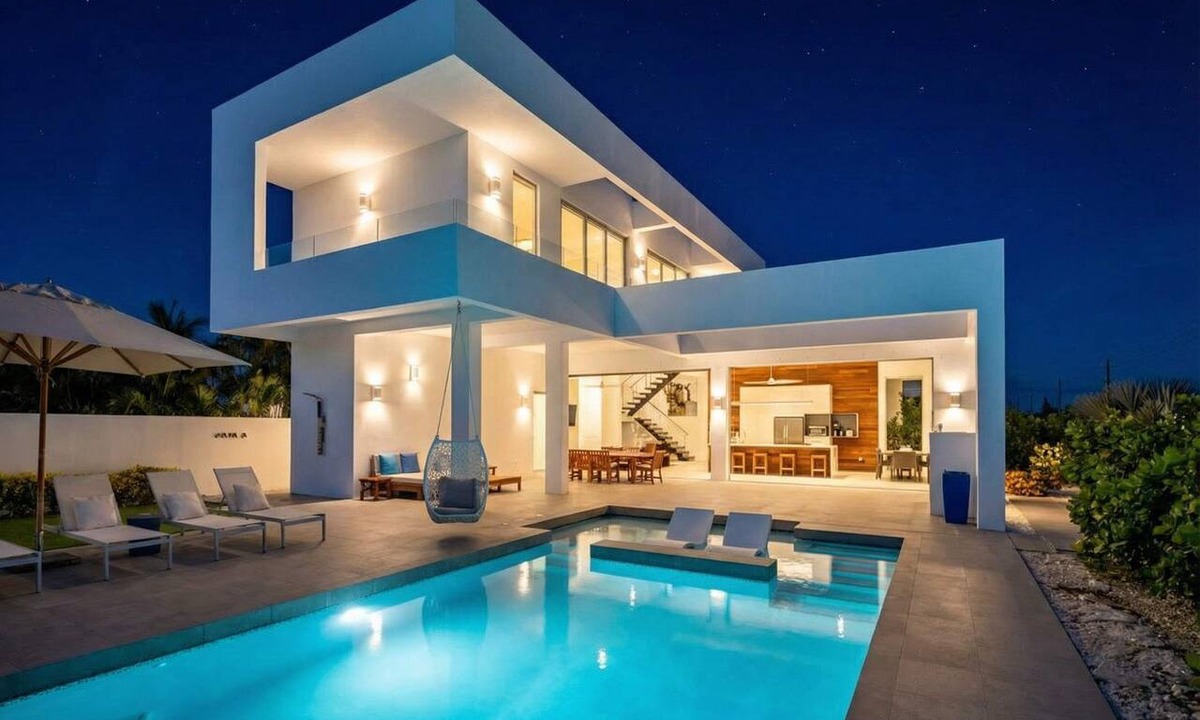 Long Bay Villa | Elegant Villa with Pool, Steps from the Beach (13)