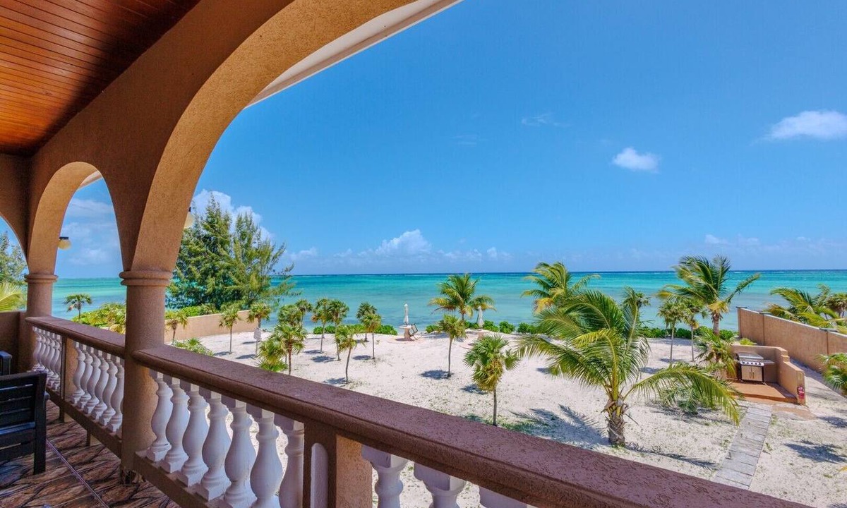 Whitby Apartment | Golden Pelican – Ocean Front Upper Level Suite on North Caicos