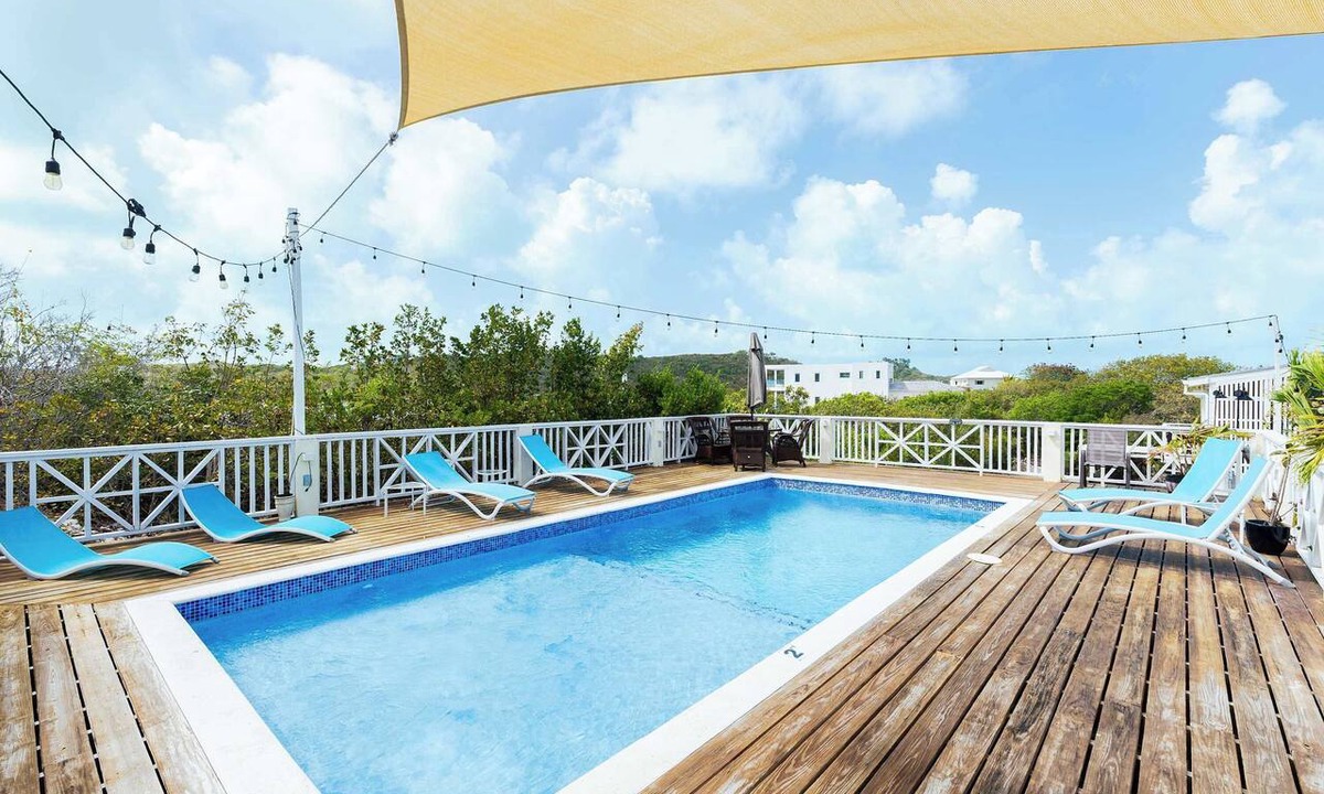 Venetian Road Settlement Apartment | Island Studio with Pool Access, Porch & Workspace