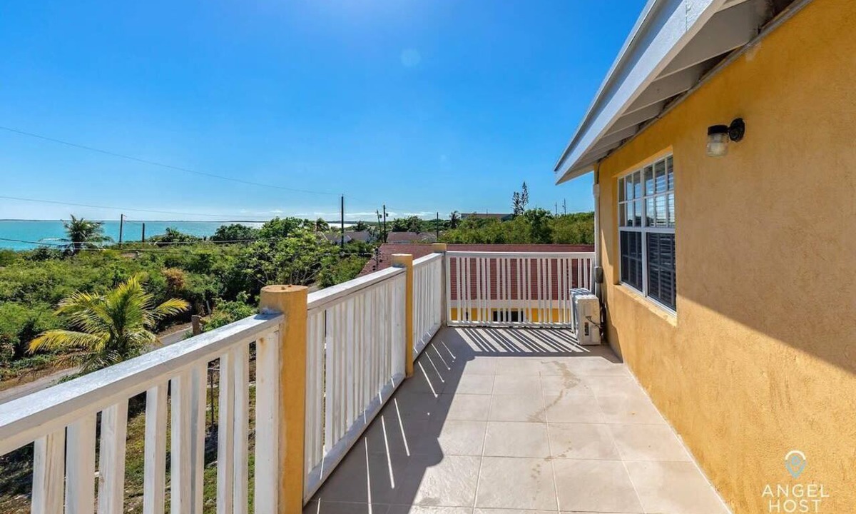 Bottle Creek Apartment | Lagoon-View Balcony Near Beaches & Water Sports