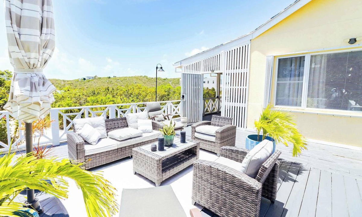 Venetian Road Settlement Apartment | Lake View Home with Pool Access and BBQ Grill