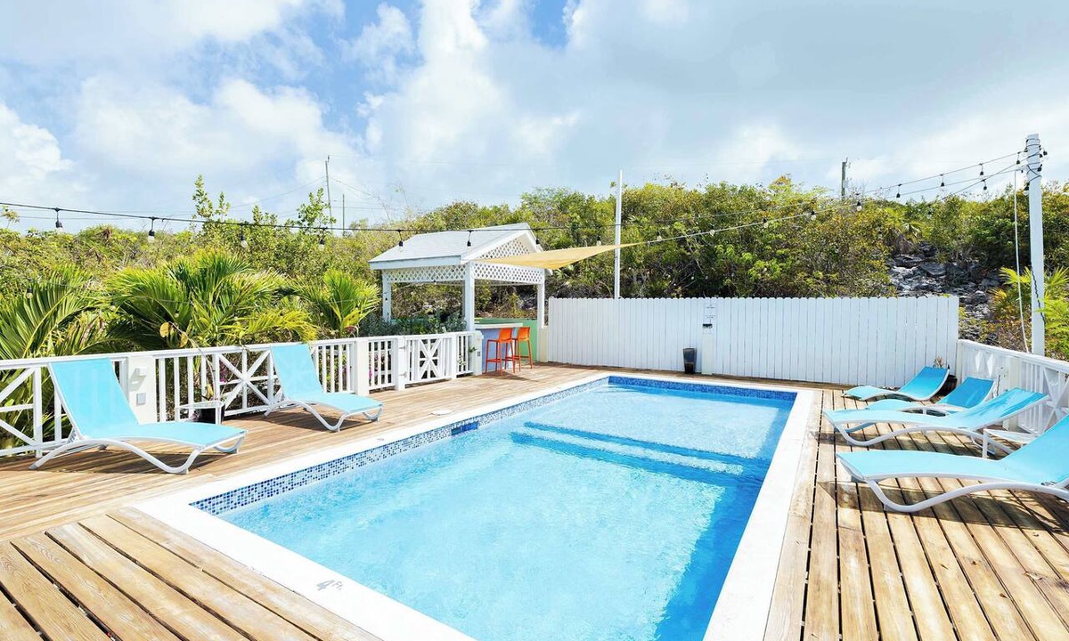 Venetian Road Settlement House | Lakeview House with Pool, BBQ, and Backyard