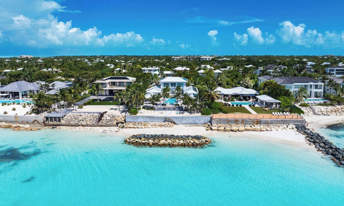 Leeward Settlement Villa | Milestone 8BR