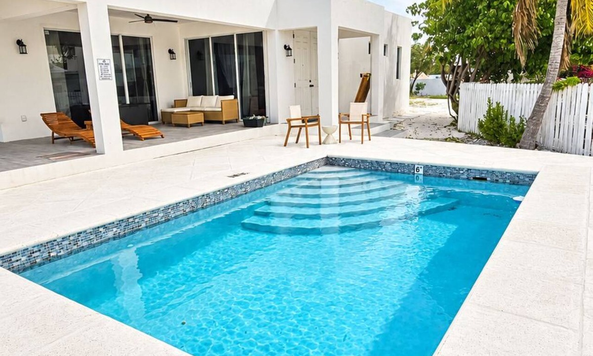 Discovery Bay House | Newly Listed -Canal front 2-bedroom Villa