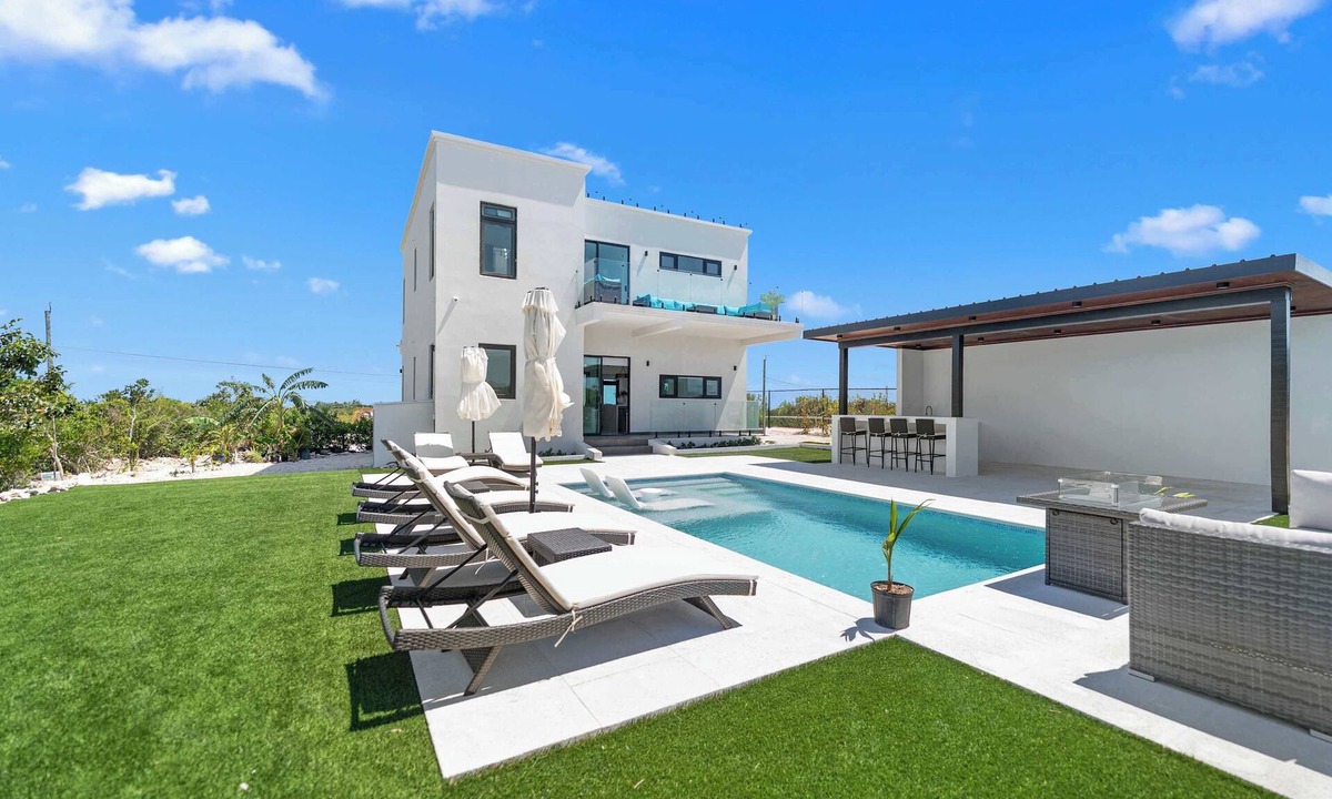 Long Bay Hills Villa | Pet-Friendly Villa, Pool, Fire Pit, BBQ & Patios