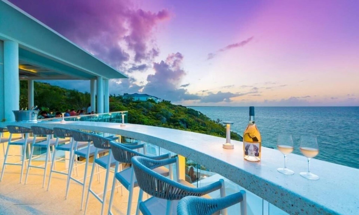 Providenciales Hotel | Sleek Oceanfront Suite Offering Boutique Vibes & Relaxed Luxury