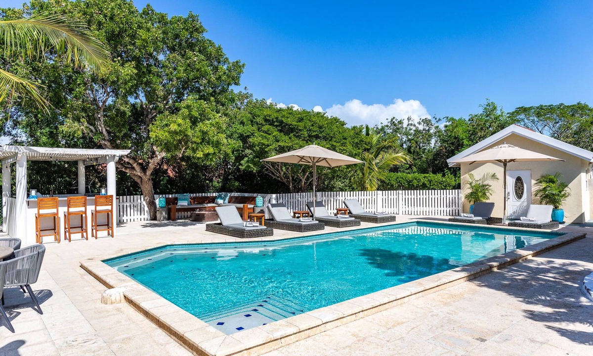 Providenciales Villa | Stunning Five Bedroom Villa in central Grace Bay!