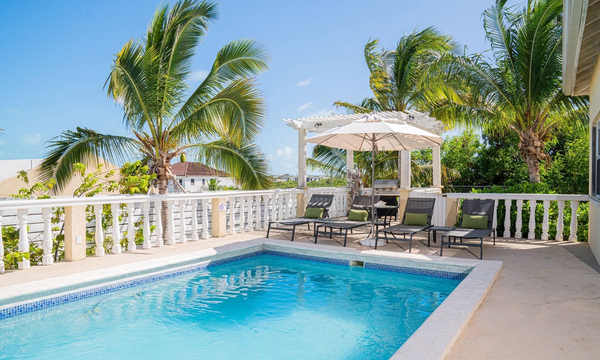 Long Bay Apartment | Tranquil 2 Bedroom Rental - 5 Mins to Beach, Private Deck, Pool & Hot Tub Access