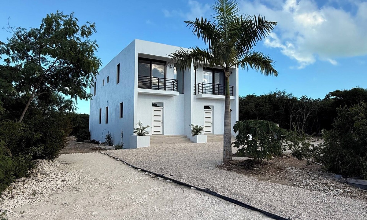 The Bight Villa | Turtle Cove Villa - Walk to Beach, Restaurants, Smiths Reef and Snorkel.