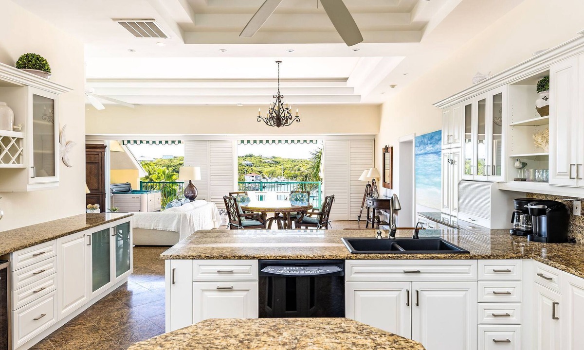 The Bight Condo | Waterfront and Ocean view PENTHOUSE - Blue Viewz 3BR/3 bath, walk to Beach