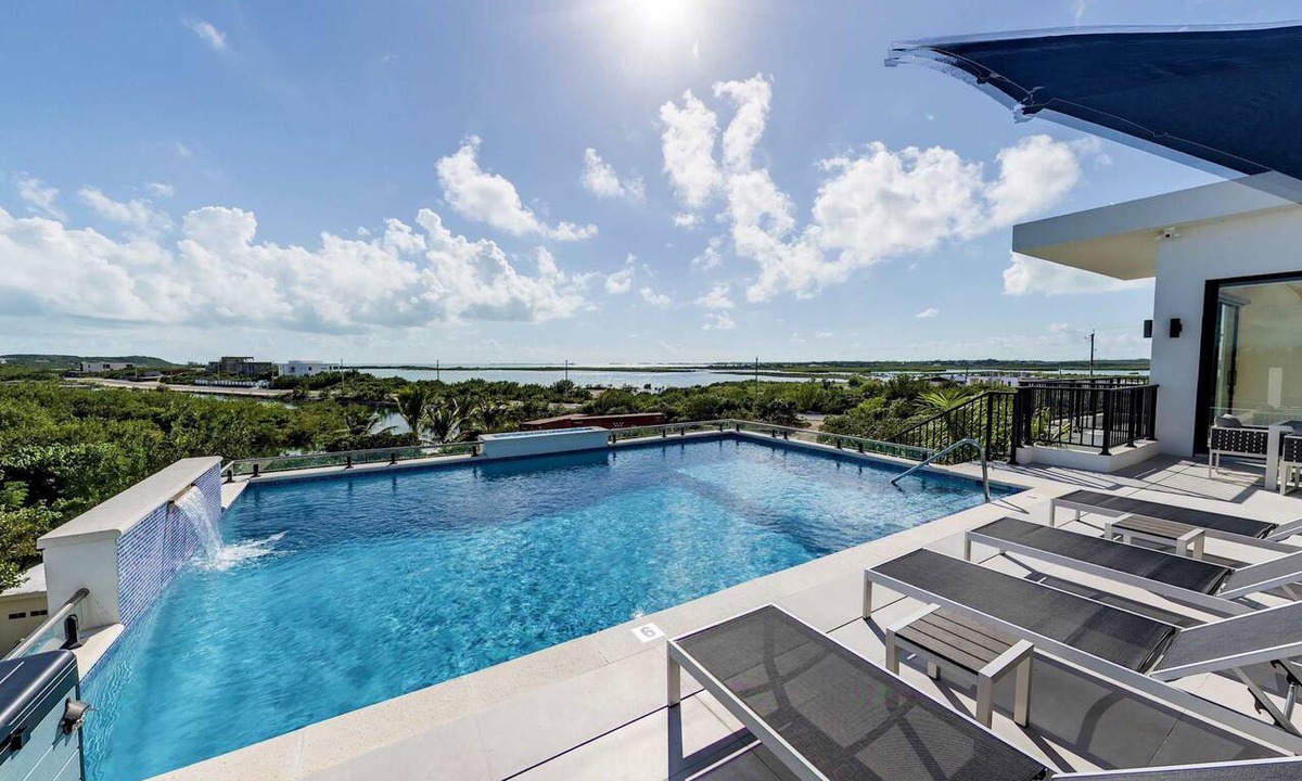 Discovery Bay Villa | Waterfront Villa: Pool, Movie Theatre & Game Room