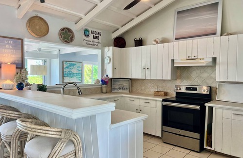 Providenciales House | 4 BEDROOM VILLA WITH POOL ON GRACE BAY BEACH! FABULOUS VIEWS FROM EVERYWHERE!