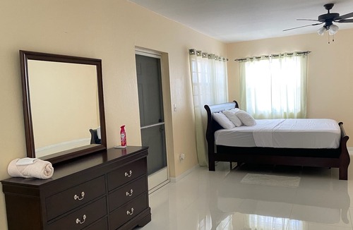 Venetian Road Settlement Apartment | 5 mins to beaches!1 bedroom apartment with beautiful deck and hot tub. Sleeps 3!