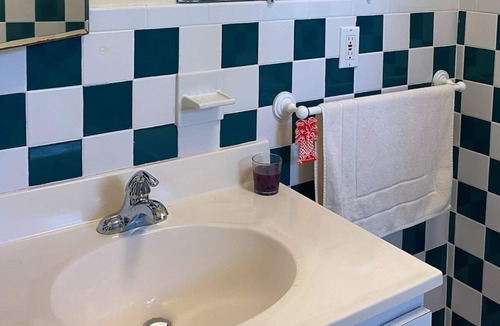 Venetian Road Settlement Apartment | 5 mins to beaches!1 bedroom apartment with beautiful deck and hot tub. Sleeps 3!