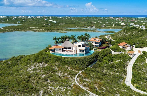 Venetian Road Settlement Villa | Bajacu Villa