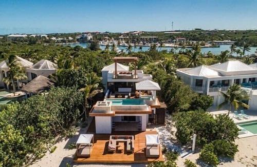 Providenciales Villa | Beach Cake – A Stylish Beachfront Hideaway at Turtle Cove, Providenciales