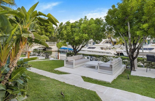 The Bight Condo | Beautiful Marina View, 5 minute walk from Grace Bay Beach