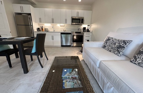 Long Bay Hills Apartment | Bright 1BR Beach Suite w Pool Jacuzzi Kiteboarding - Karana 1BR Suite