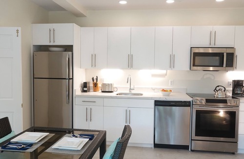 Long Bay Hills Apartment | Bright 1BR Beach Suite w Pool Jacuzzi Kiteboarding - Karana 1BR Suite