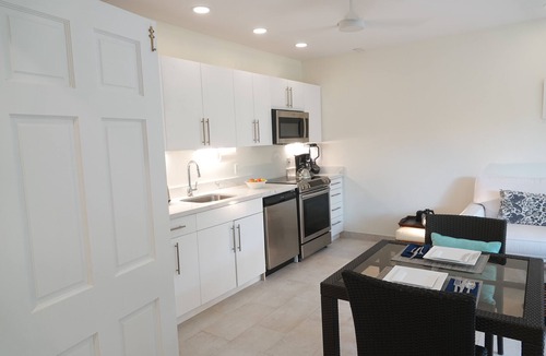 Long Bay Hills Apartment | Bright 1BR Beach Suite w Pool Jacuzzi Kiteboarding - Karana 1BR Suite