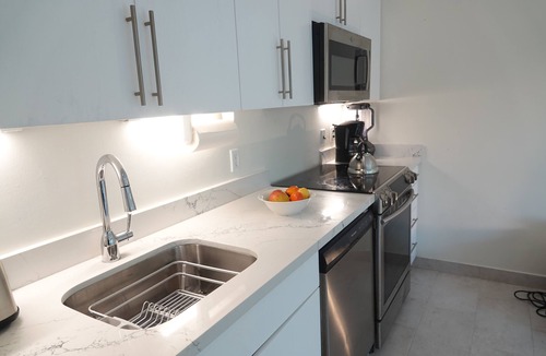 Long Bay Hills Apartment | Bright 1BR Beach Suite w Pool Jacuzzi Kiteboarding - Karana 1BR Suite