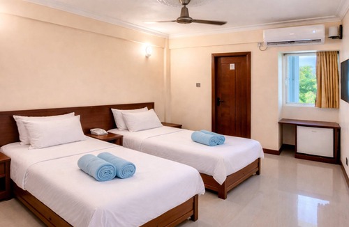 Kanuhuraa Bed & Breakfast | Bright Modern Private Bedroom