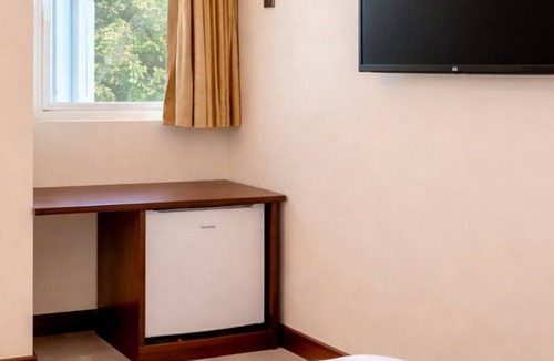 Kanuhuraa Bed & Breakfast | Bright Modern Private Bedroom