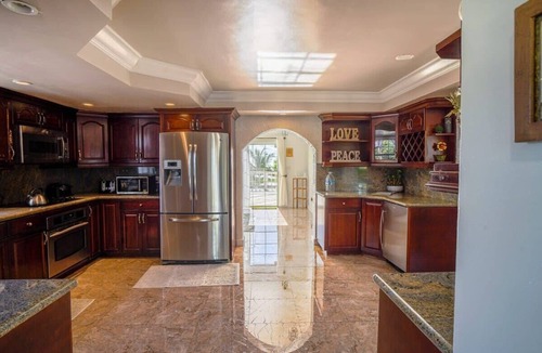 Ocean Point House | Chalk Sound Waterfront: Pool, Spa Tub & Kayaks