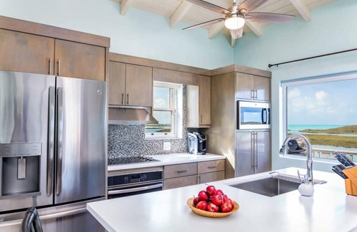 Ocean Point House | Chalk Sound Waterfront Cottage: Pool & Kayak