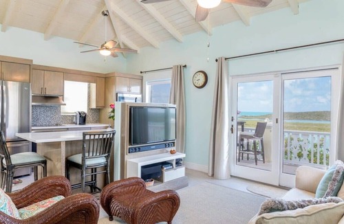 Ocean Point House | Chalk Sound Waterfront Cottage: Pool & Kayak