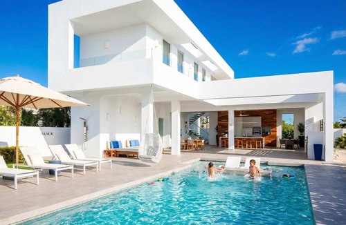 Long Bay Villa | Elegant Villa with Pool, Steps from the Beach (13)