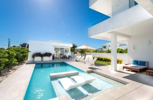 Long Bay Villa | Elegant Villa with Pool, Steps from the Beach (13)