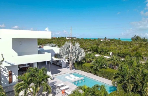 Long Bay Villa | Elite Villa with Pool, Steps from the Beach (11)