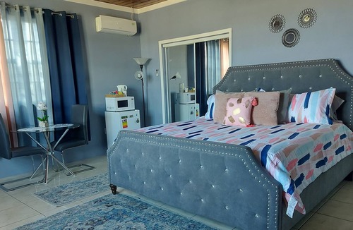 Cockburn Town Apartment | Enjoy Some Island Vibes & Stay At Bonita's!