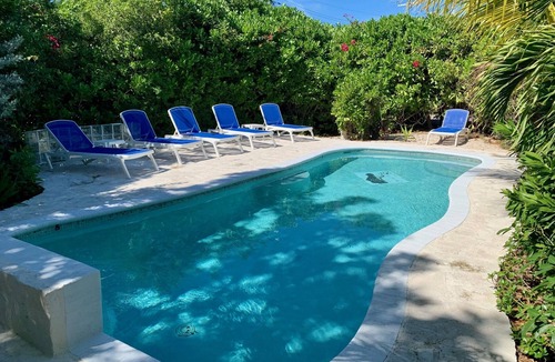 The Bight Apartment | Grace Bay Getaway: Beachwalk Compact Studio with shared Pool and Free Parking