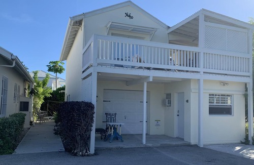 The Bight Apartment | Grace Bay Getaway: Beachwalk Compact Studio with shared Pool and Free Parking