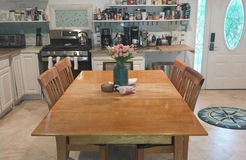 Leeward Settlement House | Guest House 2 bedrooms & 2 baths near Grace Bay Beach & Long Bay Beach.