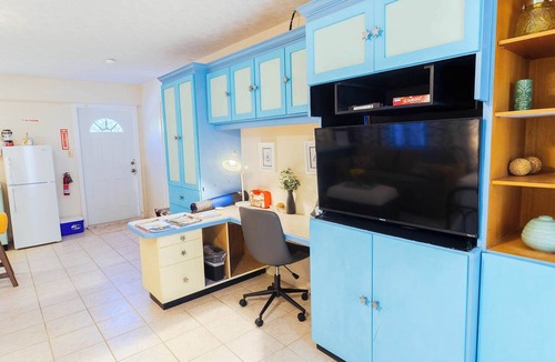 Venetian Road Settlement Apartment | Island Studio with Pool Access, Porch & Workspace