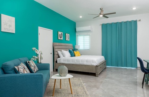 Grace Bay Hotel | King Size Bedroom - TheSuites@Mrgroupers