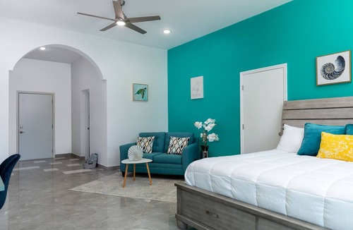 Grace Bay Hotel | King Size Bedroom - TheSuites@Mrgroupers