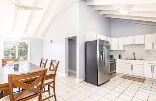 Bottle Creek Apartment | Lagoon-View Balcony Near Beaches & Water Sports