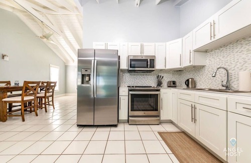Bottle Creek Apartment | Lagoon-View Balcony Near Beaches & Water Sports