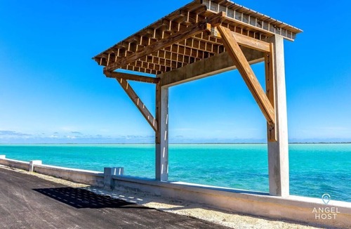 Bottle Creek Apartment | Lagoon-View Balcony Near Beaches & Water Sports